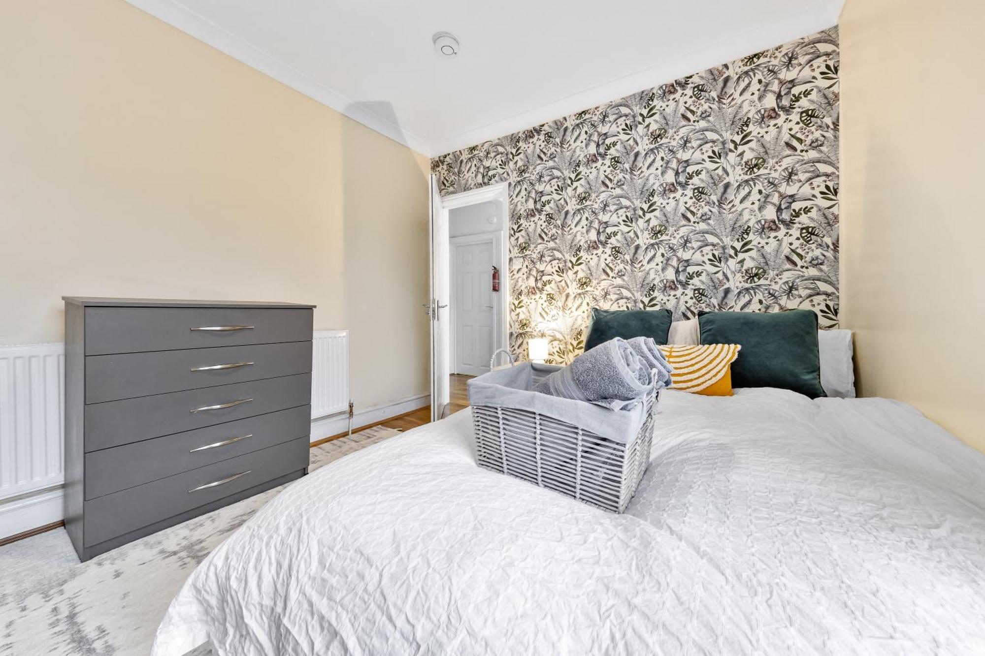Classy Shared With Private Bedroom Near Tube - Bedroom3 Privatunterkunft *